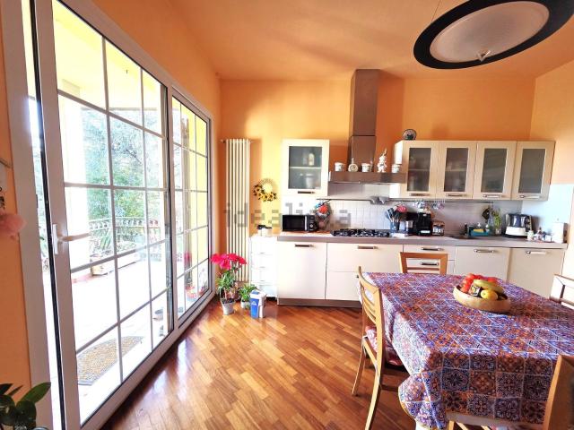 Case e ville in vendita di 174 m² in Via Zoppa