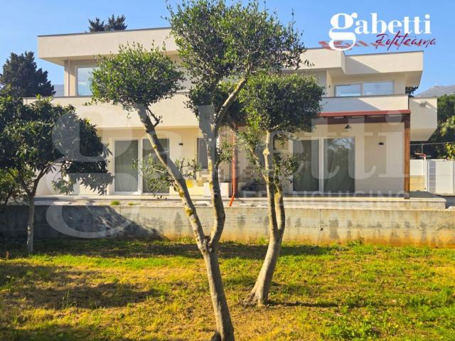 Case e ville in vendita di 175 m² in Via Castelforte, 98