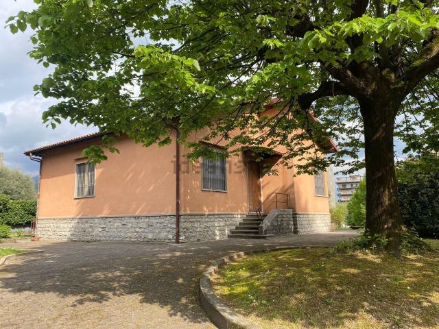 Case e ville in vendita di 175 m² in Via Adua, 2