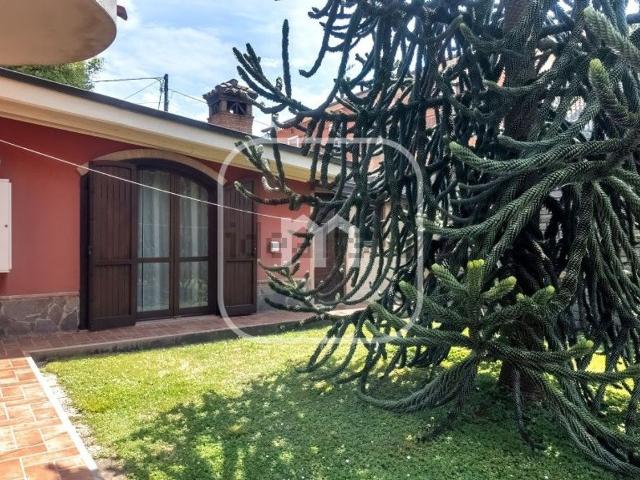 Case e ville in vendita di 175 m² in Via Giulianello, 65