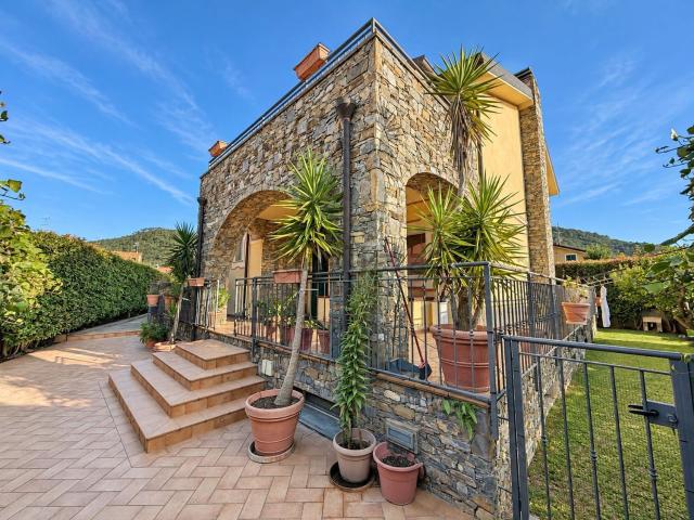 Case e ville in vendita di 175 m² in Via Edmondo de Amicis, 6