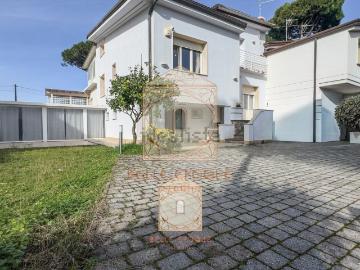 Case e ville in vendita di 175 m² in Via Ermete Zacconi, 3