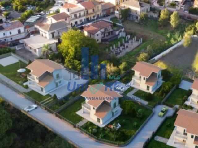 Case e ville in vendita di 180 m² in Via Lavina, 13