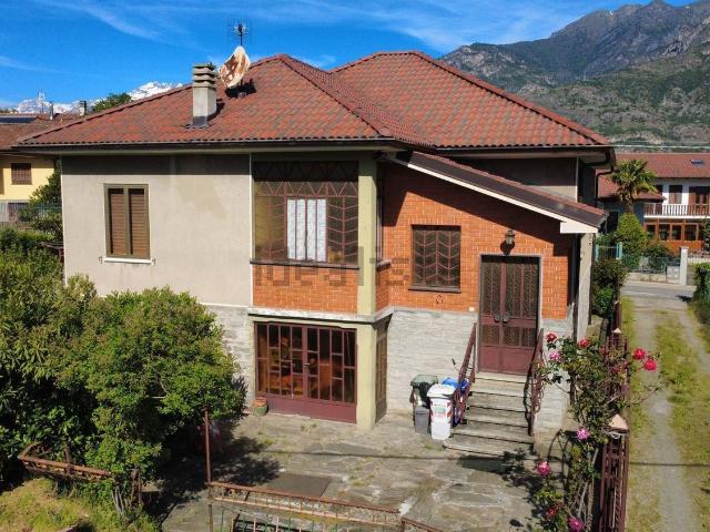 Case e ville in vendita di 175 m² in Via Mattie, 45