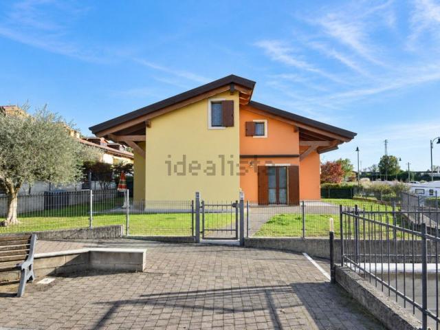 Case e ville in vendita di 175 m² in Via Maggiore Alessandro Negri di Sanfront, 10