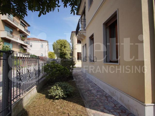Case e ville in vendita di 175 m² in Via Miranese, 15
