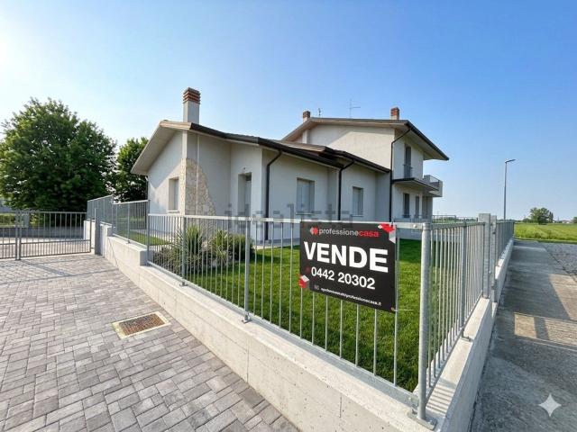 Case e ville in vendita di 176 m² in Via Don R. Tressino, 1