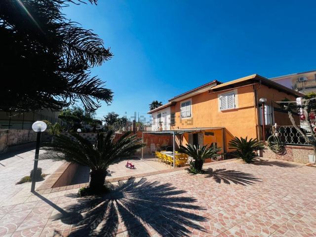 Case e ville in vendita di 176 m² in Via Lava Troia