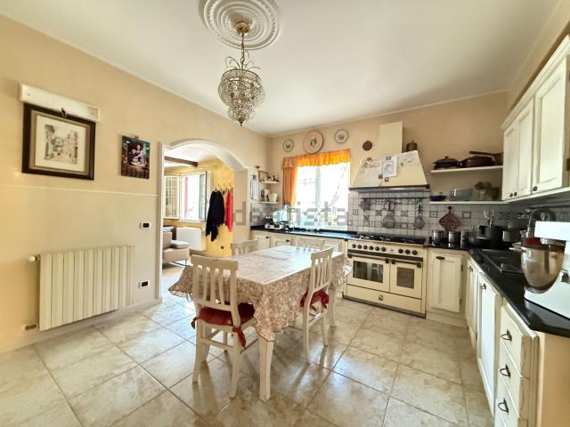 Case e ville in vendita di 176 m² in Via Rapellucci, 12