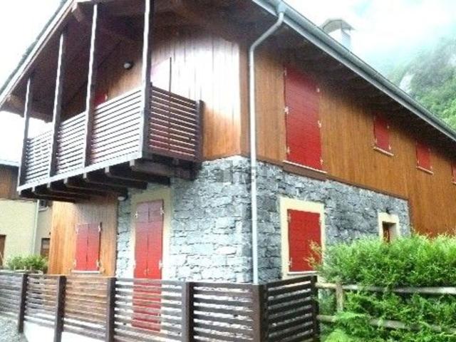 Case e ville in vendita di 176 m² in Via Zocca