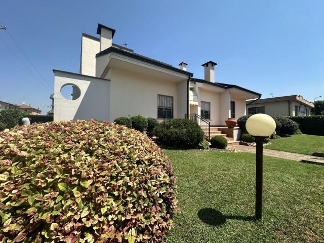 Case e ville in vendita di 177 m² in Via Pieve, 85