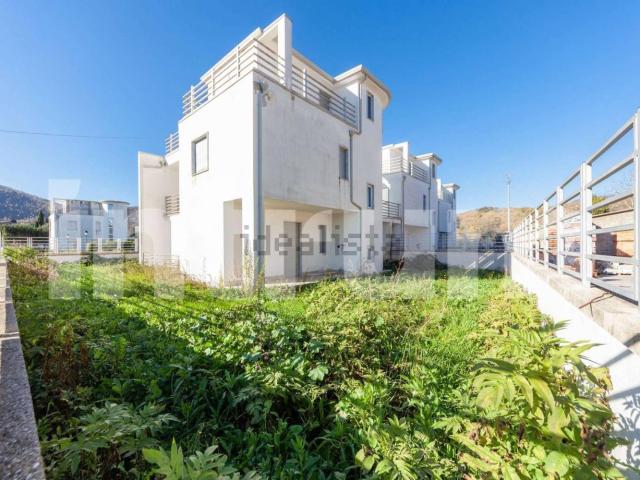 Case e ville in vendita di 177 m² in Via Vittorio Emanuele