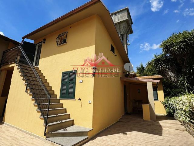 Case e ville in vendita di 178 m² in Via dei Pini