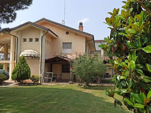 Case e ville in vendita di 178 m² in Via Langhe, 46