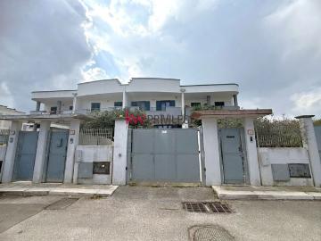 Case e ville in vendita di 178 m² in Via Marco Biagi