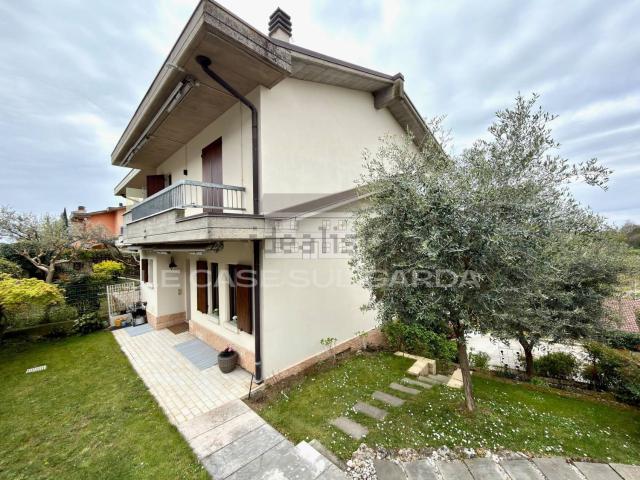 Case e ville in vendita di 179 m² in Via degli Olivi