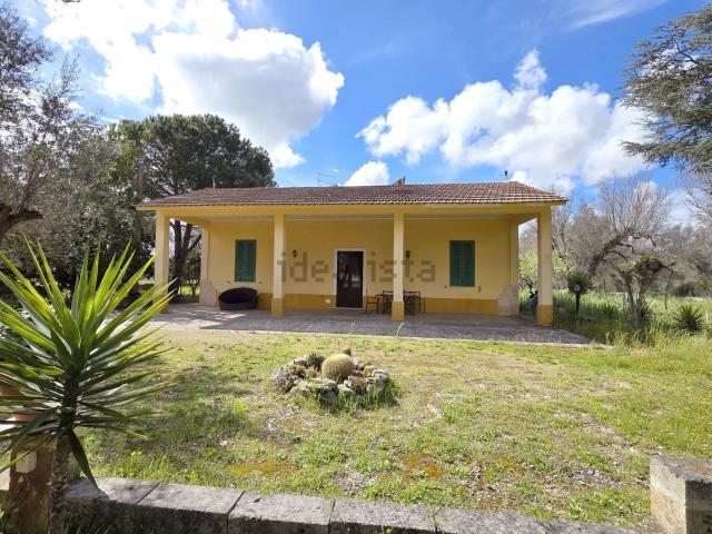 Case e ville in vendita di 179 m² in Via Latiano