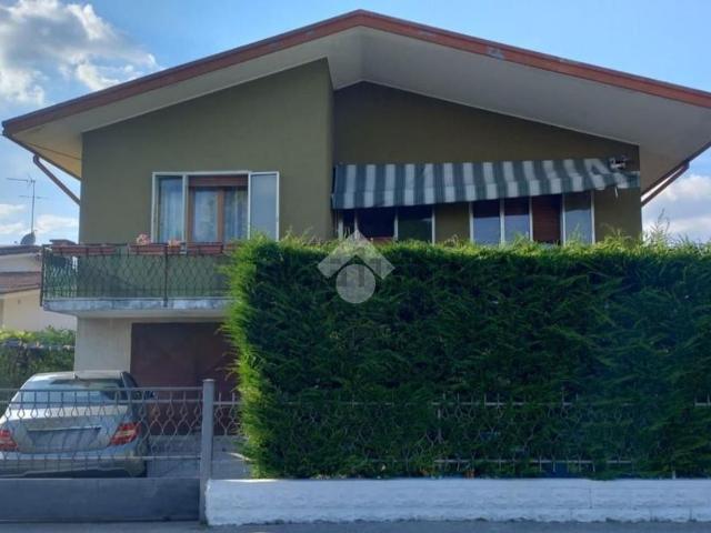 Case e ville in vendita di 179 m² in Via Masotti, 140