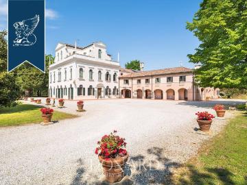 Case e ville in vendita di 1800 m²
