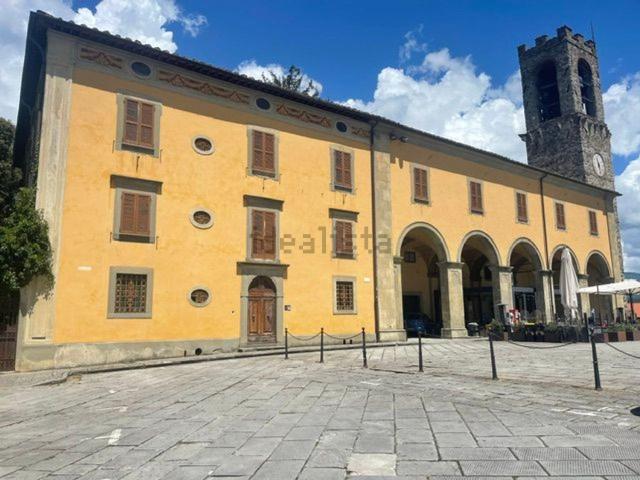 Case e ville in vendita di 1800 m² in Piazza Tarlati