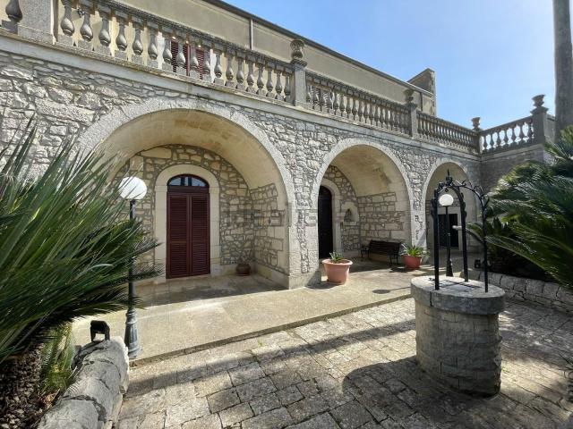 Case e ville in vendita di 1800 m² in Via A. Moro, 3
