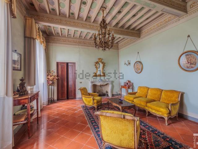 Case e ville in vendita di 1800 m² in Via Carmignano