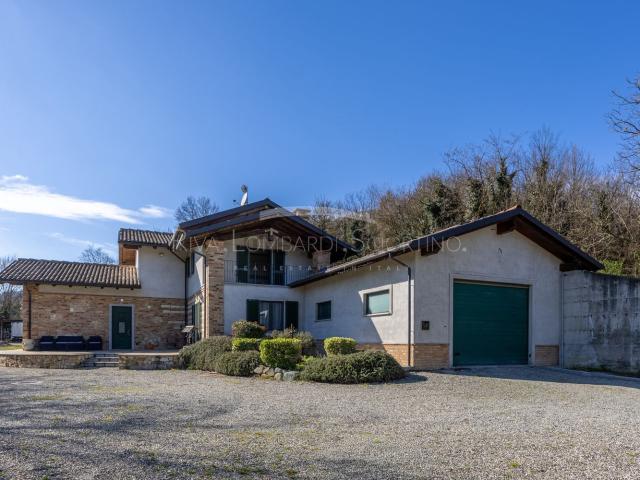 Case e ville in vendita di 180 m² in Via Colombaio
