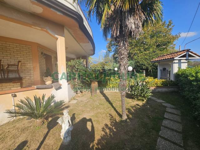 Case e ville in vendita di 180 m² in Via Casilina