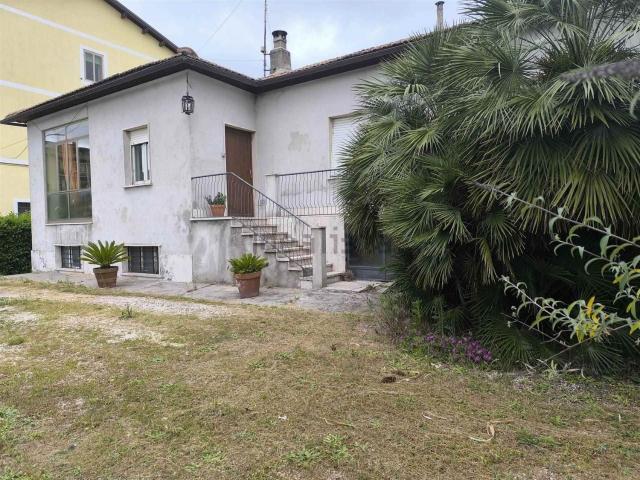 Case e ville in vendita di 180 m² in Via Cassia