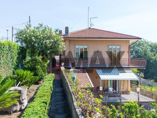 Case e ville in vendita di 180 m² in Via Cefalù, 6