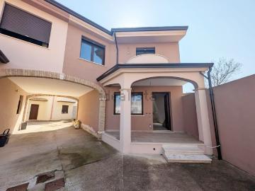 Case e ville in vendita di 180 m² in Via Centrale