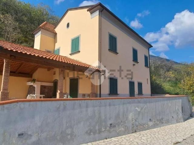 Case e ville in vendita di 180 m² in Via Citola