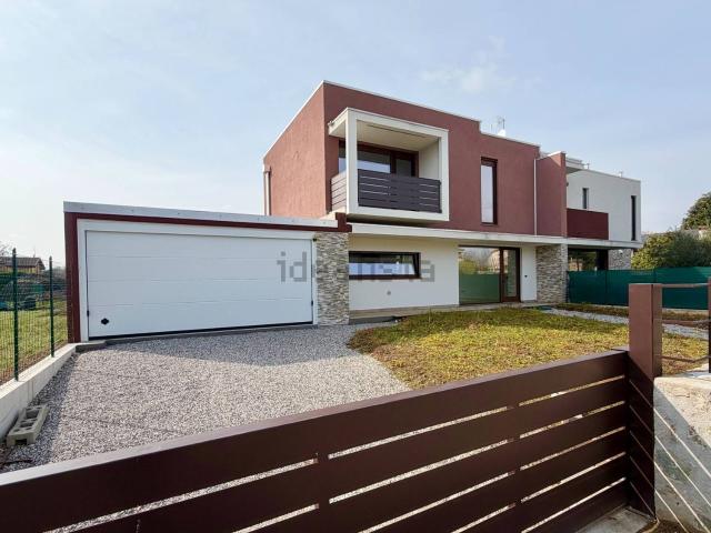 Case e ville in vendita di 180 m² in Via Cividina