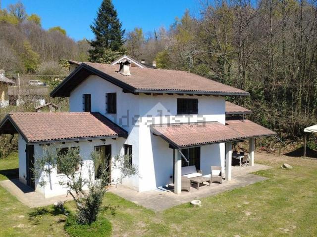 Case e ville in vendita di 180 m² in Via Circonvallazione, 25