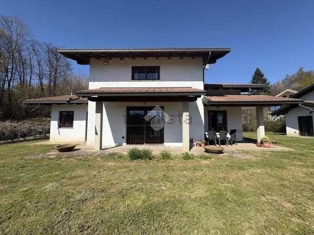 Case e ville in vendita di 180 m² in Via Circonvallazione, 23