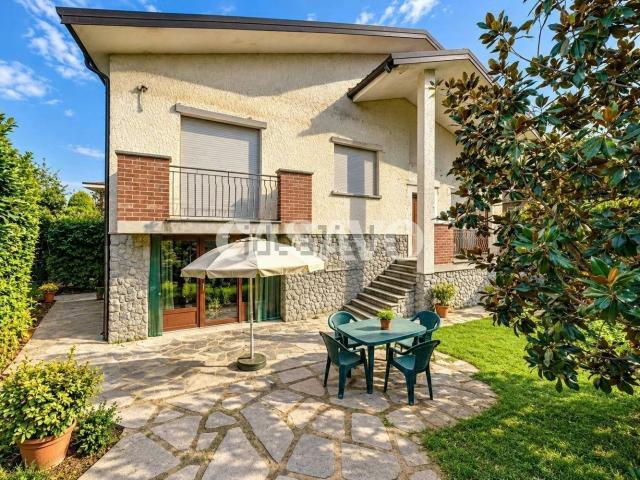 Case e ville in vendita di 180 m² in Via Cristoforo Colombo, 120