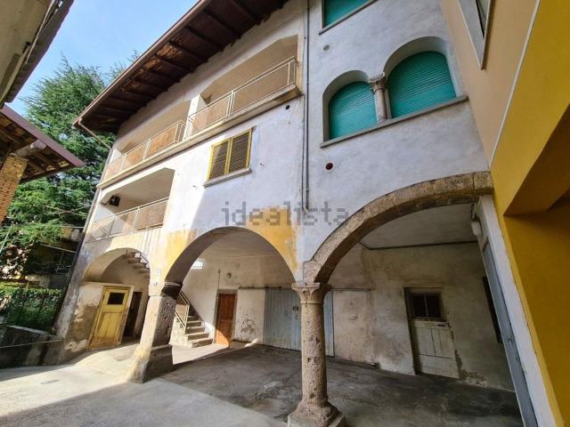 Case e ville in vendita di 180 m² in Via Alessandro Manzoni