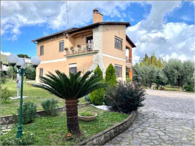 Case e ville in vendita di 180 m² in Via Arcioni