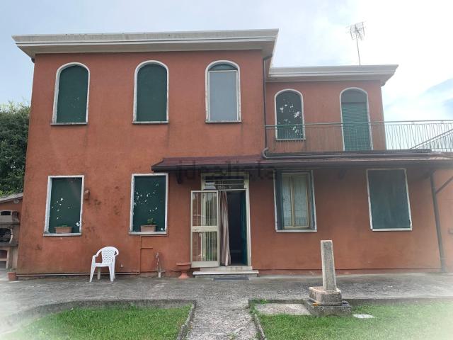 Case e ville in vendita di 180 m² in Via Brenta Bassa