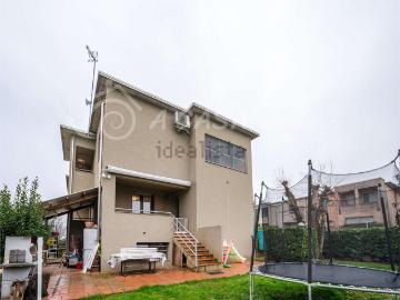 Case e ville in vendita di 180 m² in Via G. Bertani, 42