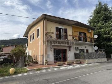 Case e ville in vendita di 180 m² in Via G. Borghini