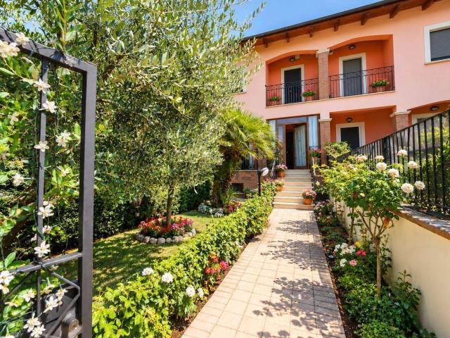 Case e ville in vendita di 180 m² in Via Giuseppe Bianchi
