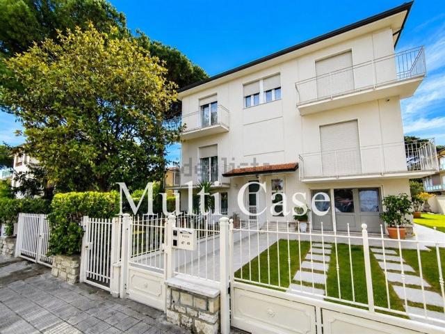 Villetta bifamiliare in vendita di 180 m² in Via Giosuè Carducci, 43