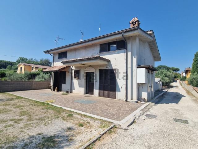 Case e ville in vendita di 180 m² in Via dei Cesti, 14