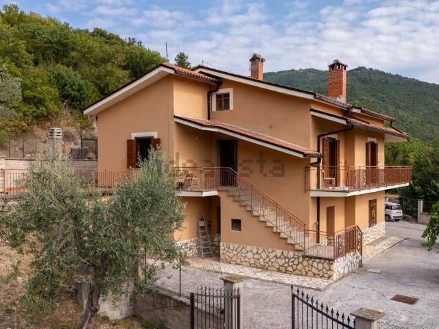 Case e ville in vendita di 220 m² in Via della lavandara