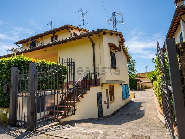 Case e ville in vendita di 180 m² in Via della Torre
