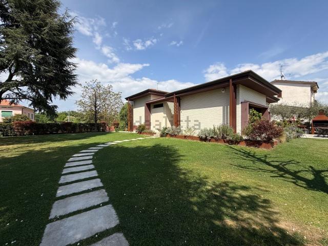 Case e ville in vendita di 180 m² in Via di Vorno, 65