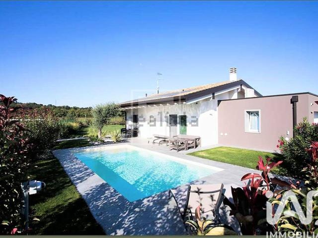 Case e ville in vendita di 180 m² in Via Elena da Persico