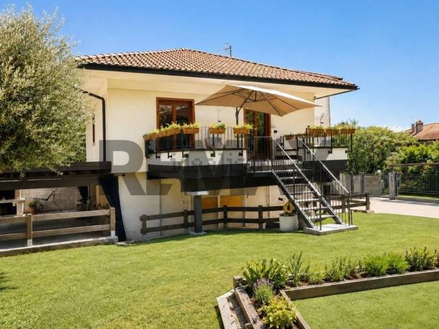Case e ville in vendita di 180 m² in Via Europa, 21
