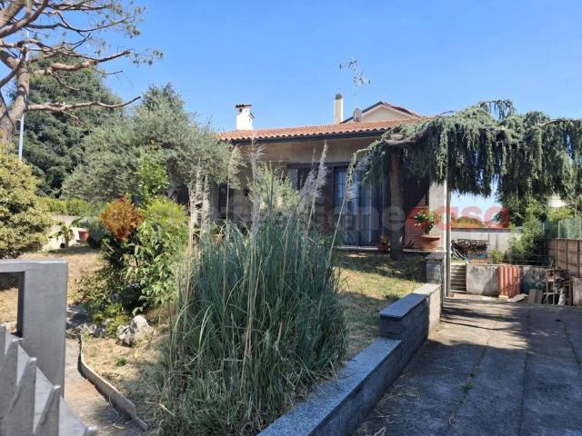 Case e ville in vendita di 180 m² in Via F. Turati, 89